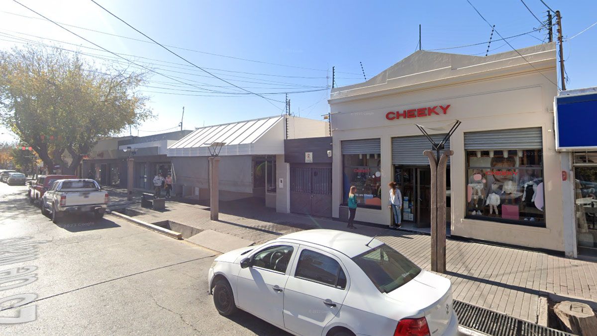 Los delincuentes entraron en un negocio de ropa para chicos de pleno centro de San Martín, donde robaron varias prendas. Los delincuentes entraron en un negocio de ropa para chicos de pleno centro de San Martín, donde robaron varias prendas.