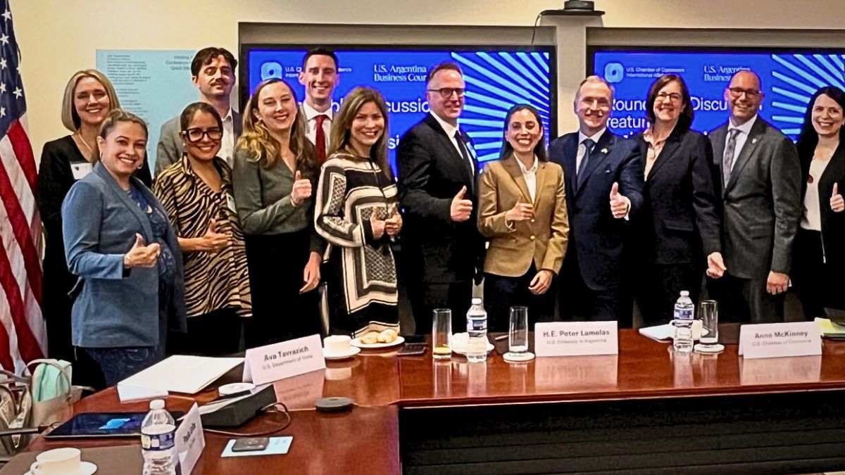 El embajador Peter Lamelas con empresarios de Estados Unidos.