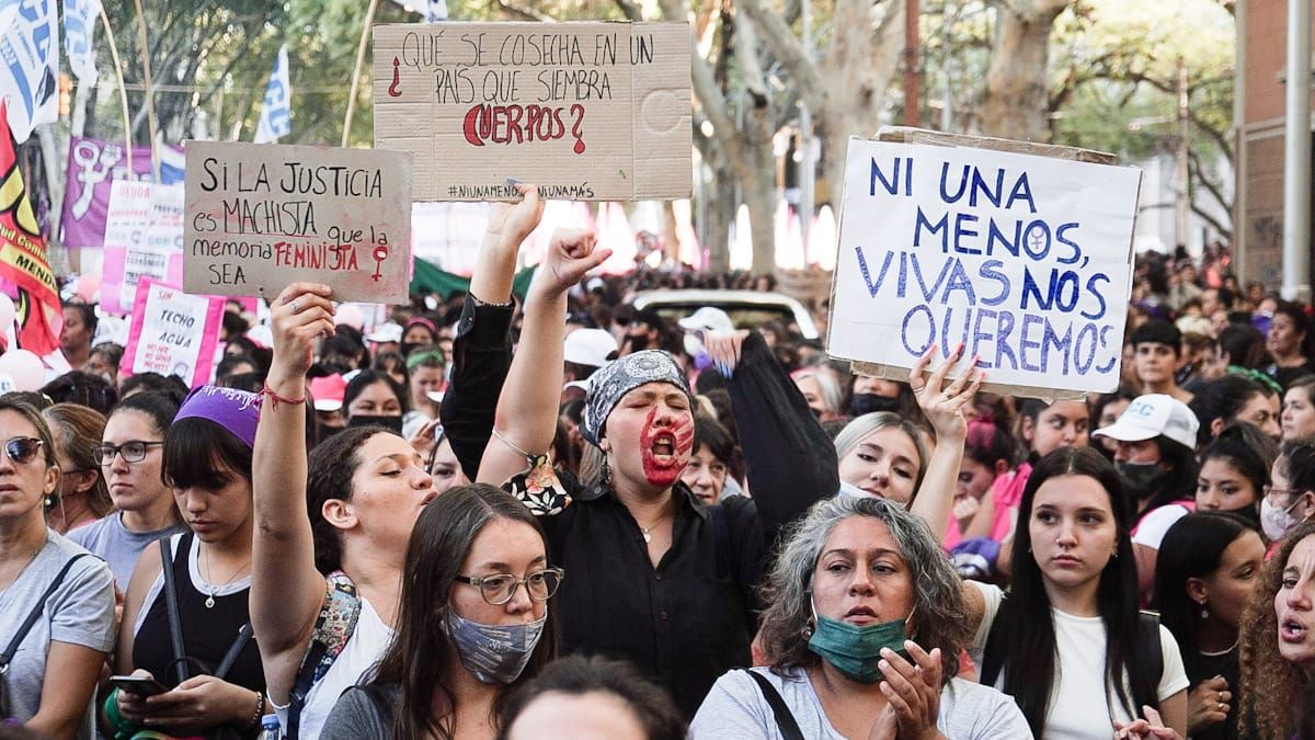 Muchos carteles con la consigna Ni una Menos hubo en la marcha en Mendoza.