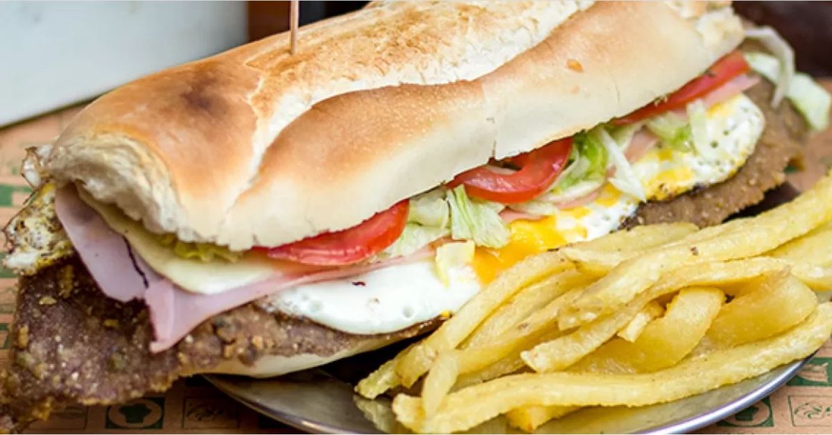 El famoso sandwich de milanesa tucumano a un precio de no creer. El famoso sandwich de milanesa tucumano a un precio de no creer.