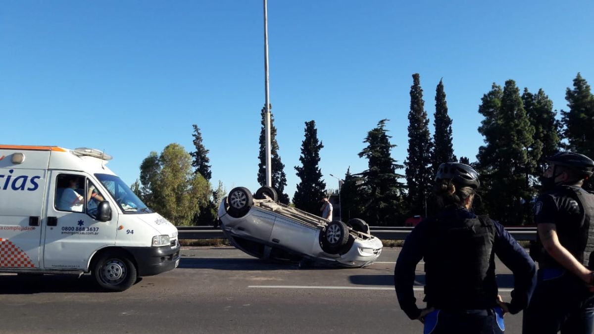 Un auto se encontró de golpe con la protesta de los transportistas del turismo, que ocupaban media calzada, y al frenar perdió el control y volcó en el Acceso Este.