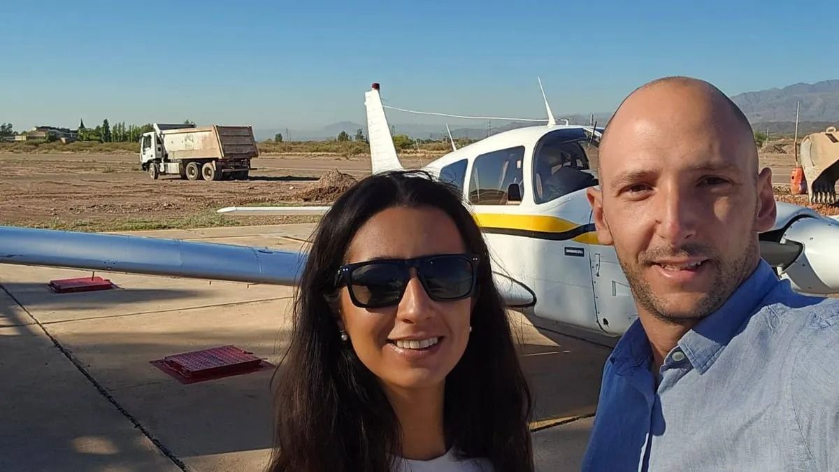 Marcos y Nadya en la avioneta donde sucedió la propuesta. Fotos: Gentileza.