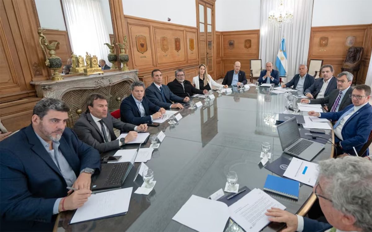 Alfredo Cornejo acudió a la reunión del Consejo de Mayo con dos de sus asesores en temas económicos