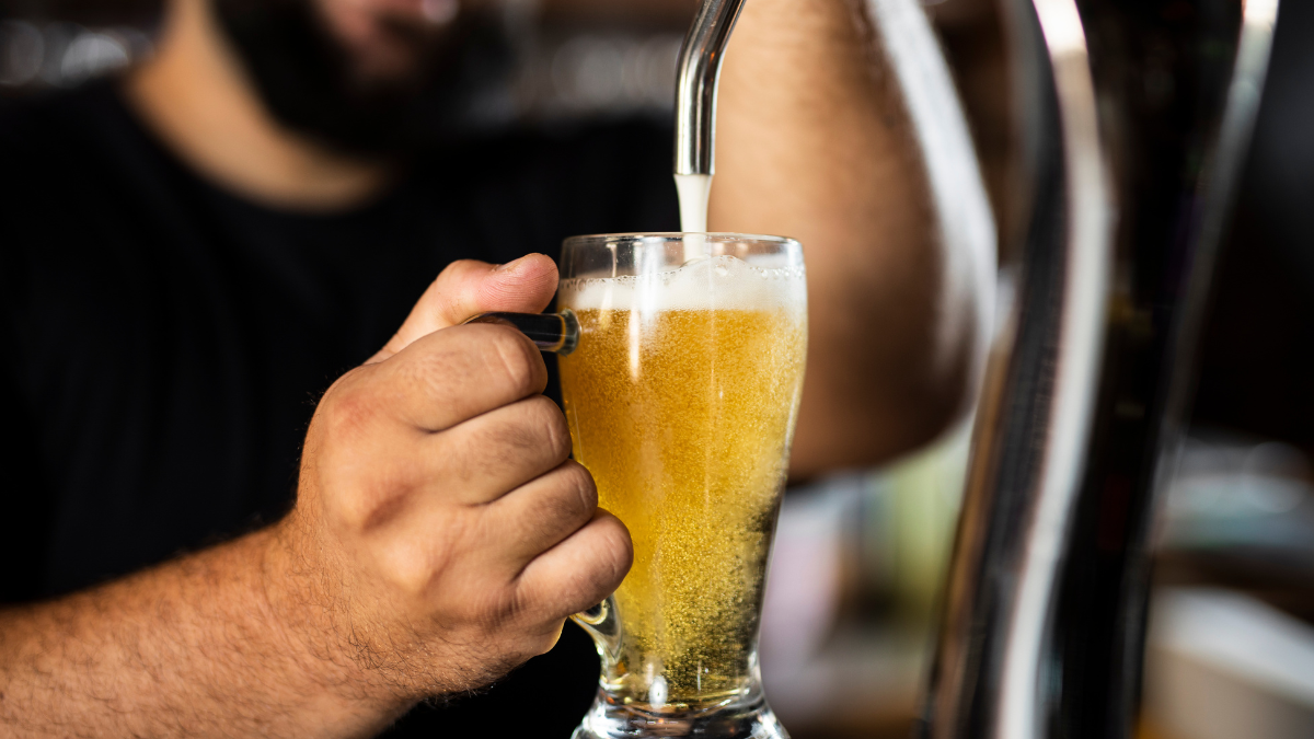 Toma aire antes de saber a qué edad deberías dejar de beber cerveza