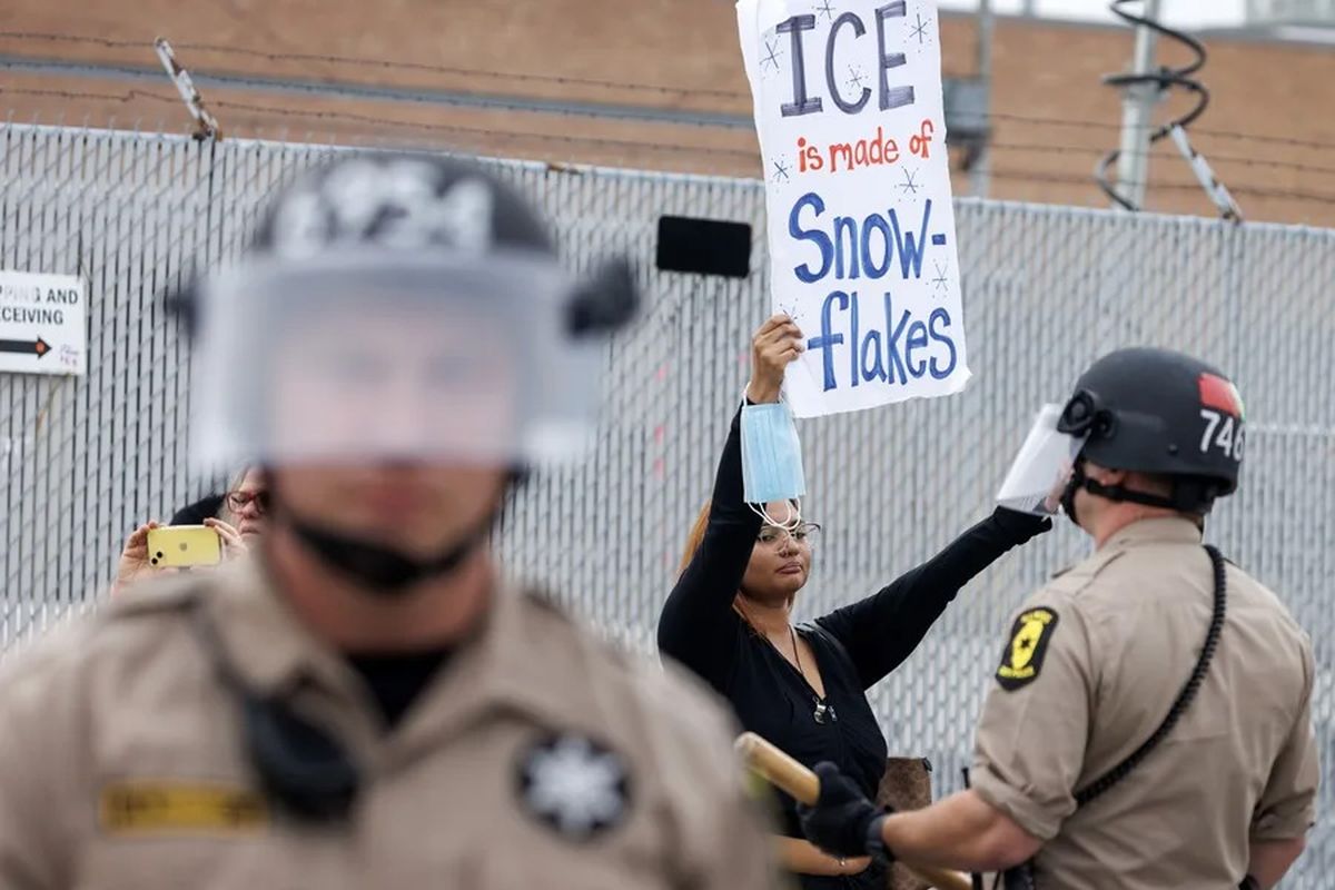 Una protesta contra el Servicio de Control de Inmigración y Aduanas (ICE) cerca de Chicago, en Broadview, Illinois, el 18 de octubre de 2025. Crédito: EFE/Cristóbal Herrera. Una protesta contra el Servicio de Control de Inmigración y Aduanas (ICE) cerca de Chicago, en Broadview, Illinois, el 18 de octubre de 2025. Crédito: EFE/Cristóbal Herrera.