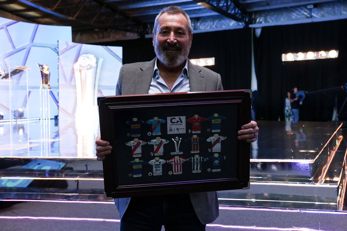 Daniel Vila, presidente de la Lepra, tiene en sus manos a los campeones de la Copa Argentina.