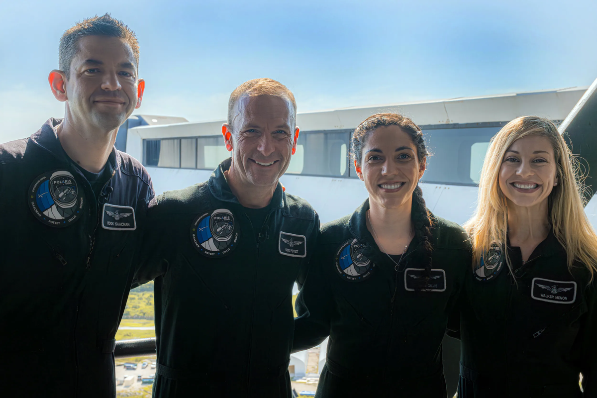 Jared Isaacman (izquierda) junto al piloto Scott Poteet, y las especialistas Sarah Gillis y Anna Menon, durante una visita a la Plataforma de lanzamiento 39A del Centro Espacial Kennedy en Merritt Island, Florida. Crédito: EFE/John Kraus/Polaris Program. Jared Isaacman (izquierda) junto al piloto Scott Poteet, y las especialistas Sarah Gillis y Anna Menon, durante una visita a la Plataforma de lanzamiento 39A del Centro Espacial Kennedy en Merritt Island, Florida. Crédito: EFE/John Kraus/Polaris Program.
