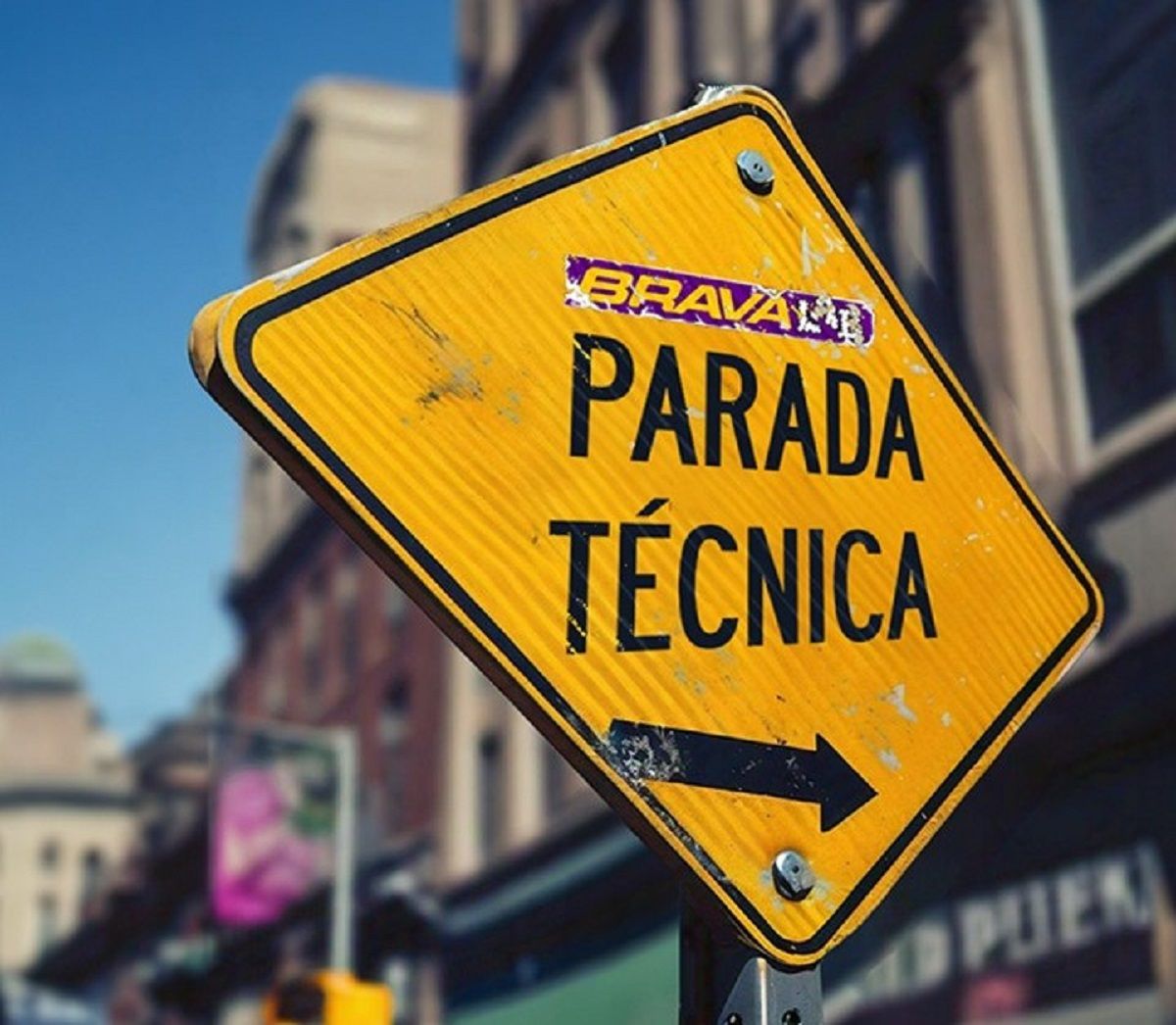 Brava sale del estudio para transmitir en vivo desde la Plaza Independencia.