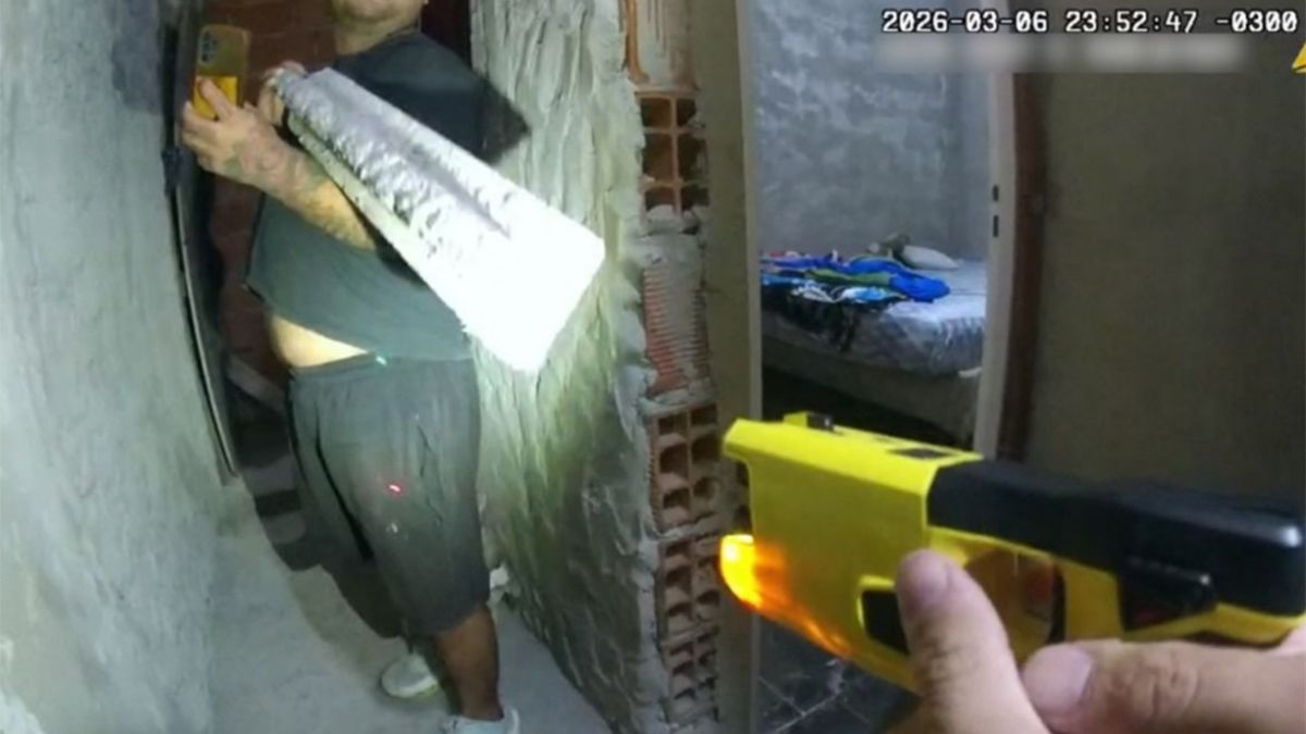 Amenazaba a su esposa con un cuchillo, intentó atacar a los policías con una viga y fue reducido con una Taser.