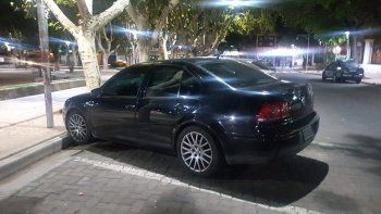 Manejaban un auto robado, chocaron contra un portón y fueron detenidos