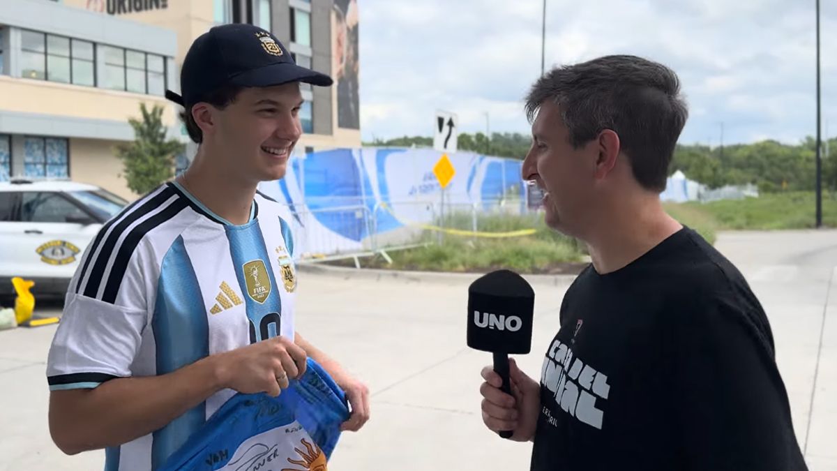 Juan con uno de los enviados de Diario UNO.