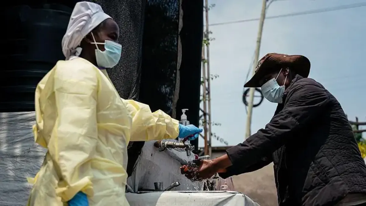 Antes de entrar al hospital Kyeshero, en Goma, a los pacientes y visitantes se les pide lavarse las manos y se les toma la temperatura. Antes de entrar al hospital Kyeshero, en Goma, a los pacientes y visitantes se les pide lavarse las manos y se les toma la temperatura.