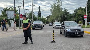 Ya multaron a más de 50 conductores que circulaban en contramano por las laterales del Acceso Este