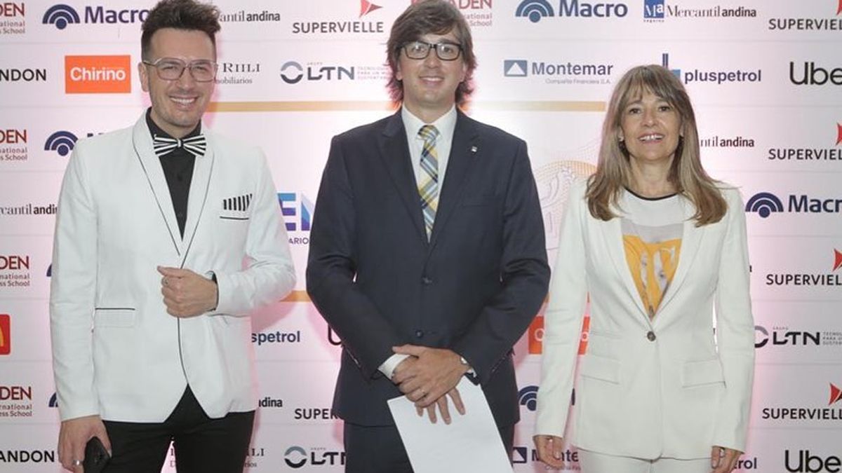 El conductor Ale Ortega junto a Federico Pagano y Silvia Jardel en los Premios Jóvenes Mendocinos Destacados 2021.