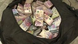 El bolso con dinero que encontraron los vecinos santiagueños. El bolso con dinero que encontraron los vecinos santiagueños.