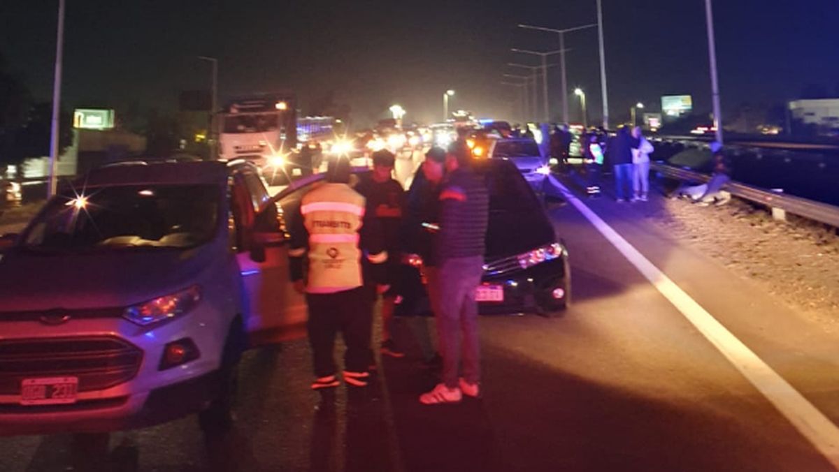 Un choque en cadena provocó la intervención de policías y preventores para ordenar el tránsito en Acceso Sur