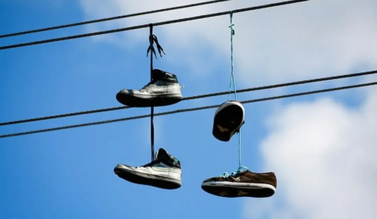 Las zapatillas colgadas en los cables de luz. Una leyenda urbana apunta a que se señala un sector para la venta de drogas. Las zapatillas colgadas en los cables de luz. Una leyenda urbana apunta a que se señala un sector para la venta de drogas.