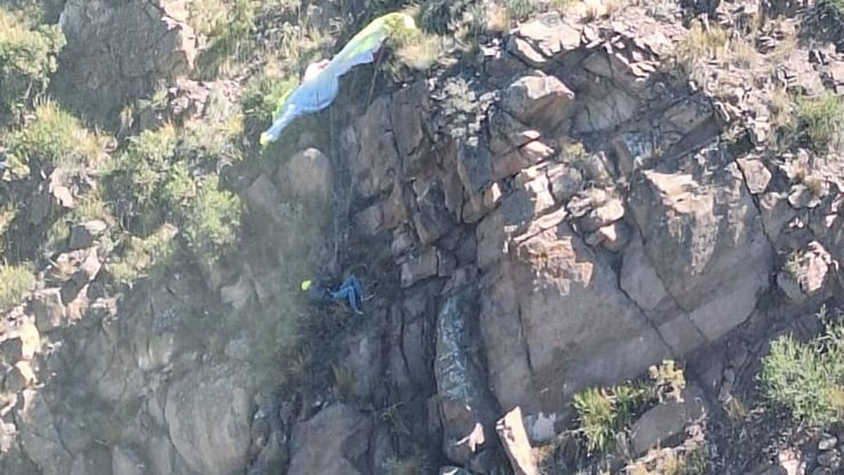 El parapentista francés se salvó de milagro al quedar enganchado de una planta en el Cerro Arco.
