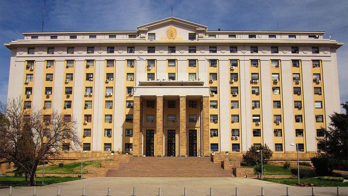 El gobierno de Mendoza busca profesionales: abren concursos para cubrir 17 cargos en el Estado