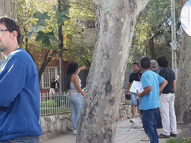 Vecinos quisieron linchar a un hombre que evitó que golpearan a tres chicas que le robaron a otra