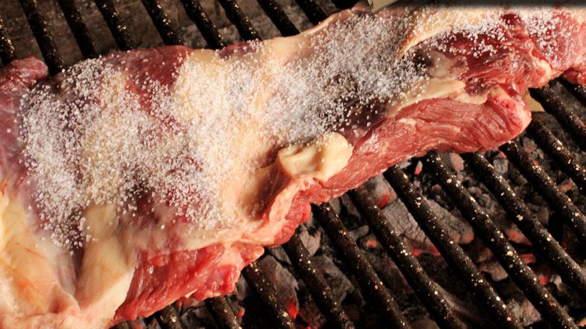 La carne del asado se puede salar antes