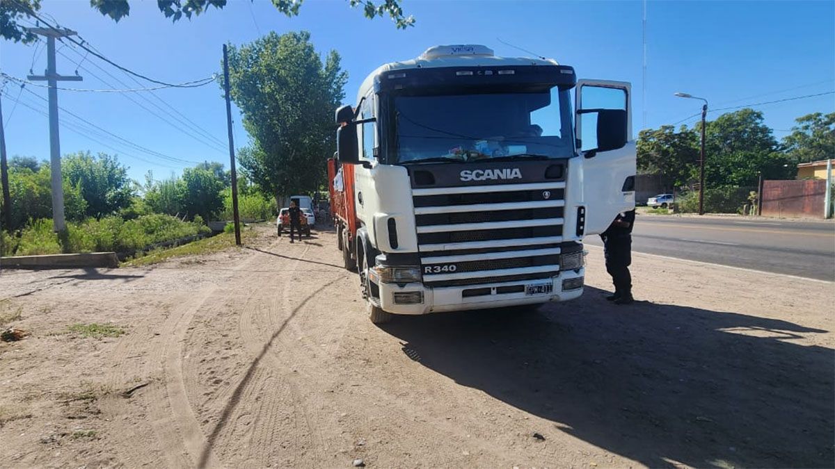 El camionero indicó que se había detenido en el costado de la ruta 50 para verificar el nivel de gasoil. Cuando retomó la marcha hacia el Oeste fue impactado por la moto al mando del hombre de 89 años. El camionero indicó que se había detenido en el costado de la ruta 50 para verificar el nivel de gasoil. Cuando retomó la marcha hacia el Oeste fue impactado por la moto al mando del hombre de 89 años.