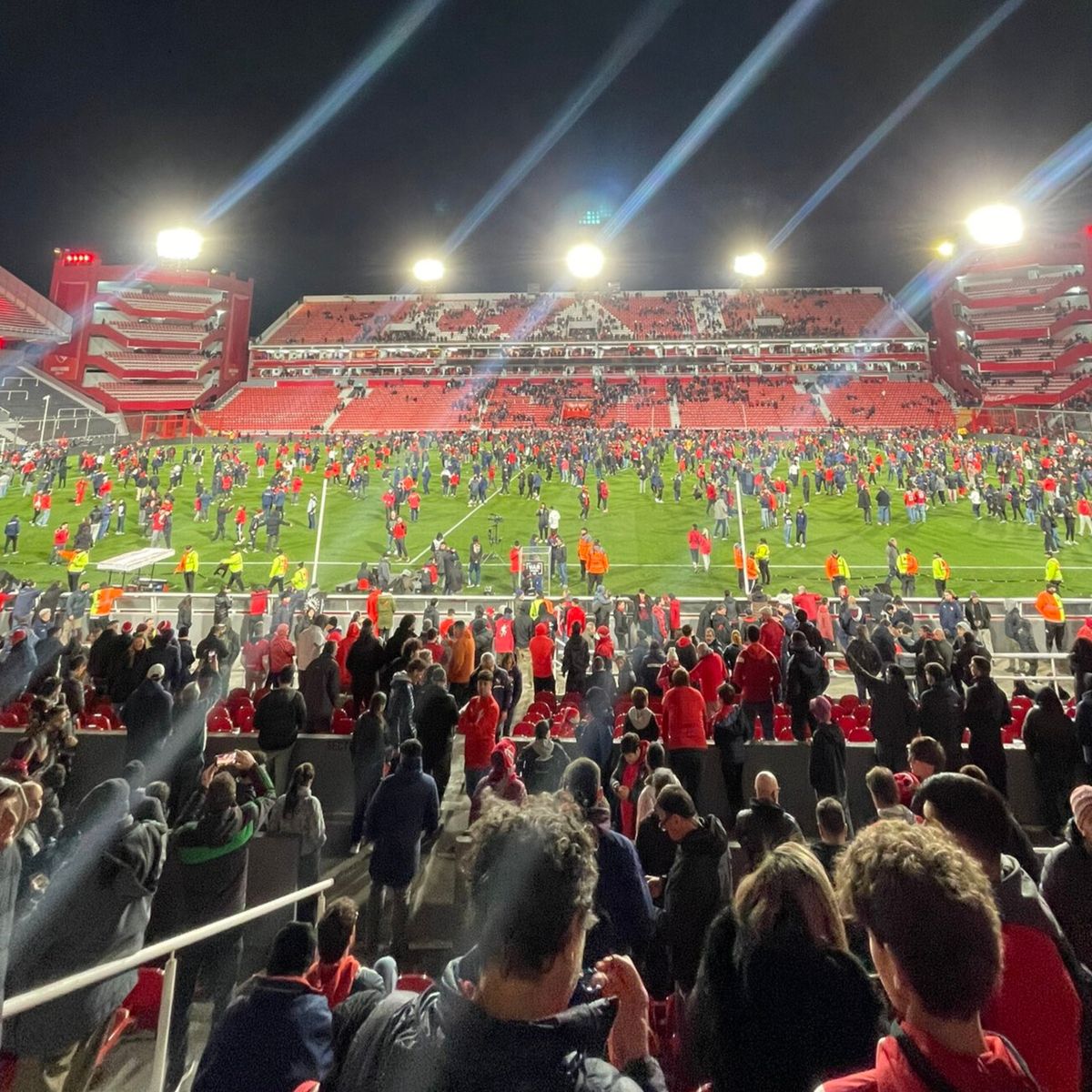 Los hinchas de Independiente tuvo que refugiarse en el campo de juego.
