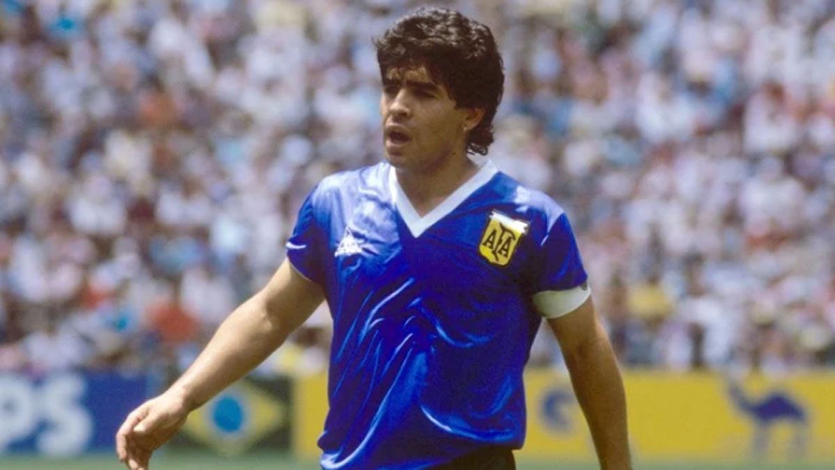 Ante Uruguay e Inglaterra, con camisetas compradas en una tienda, la selección del 86 se vistió de azul