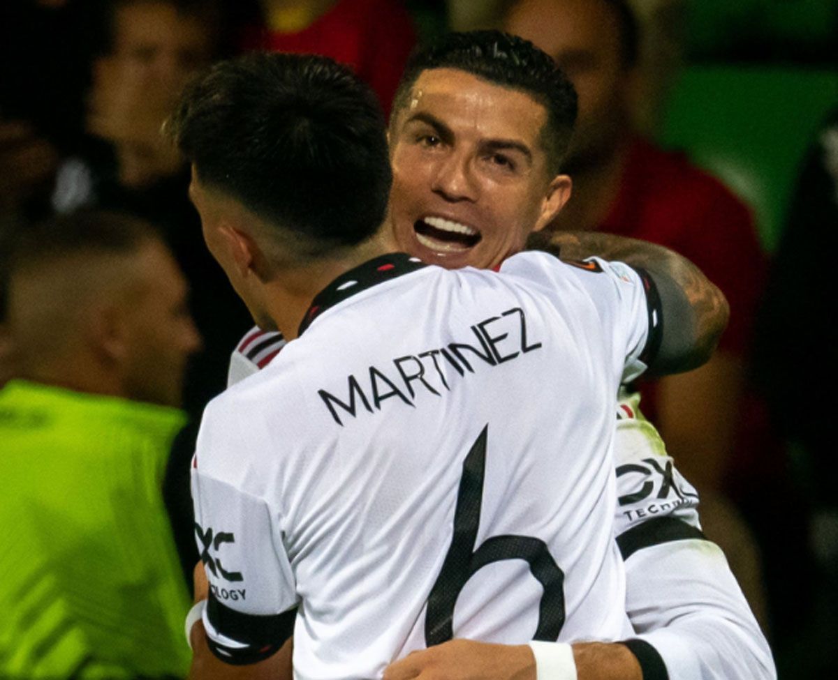 El abrazo de Cristiano Ronaldo y Lisandro Martínez