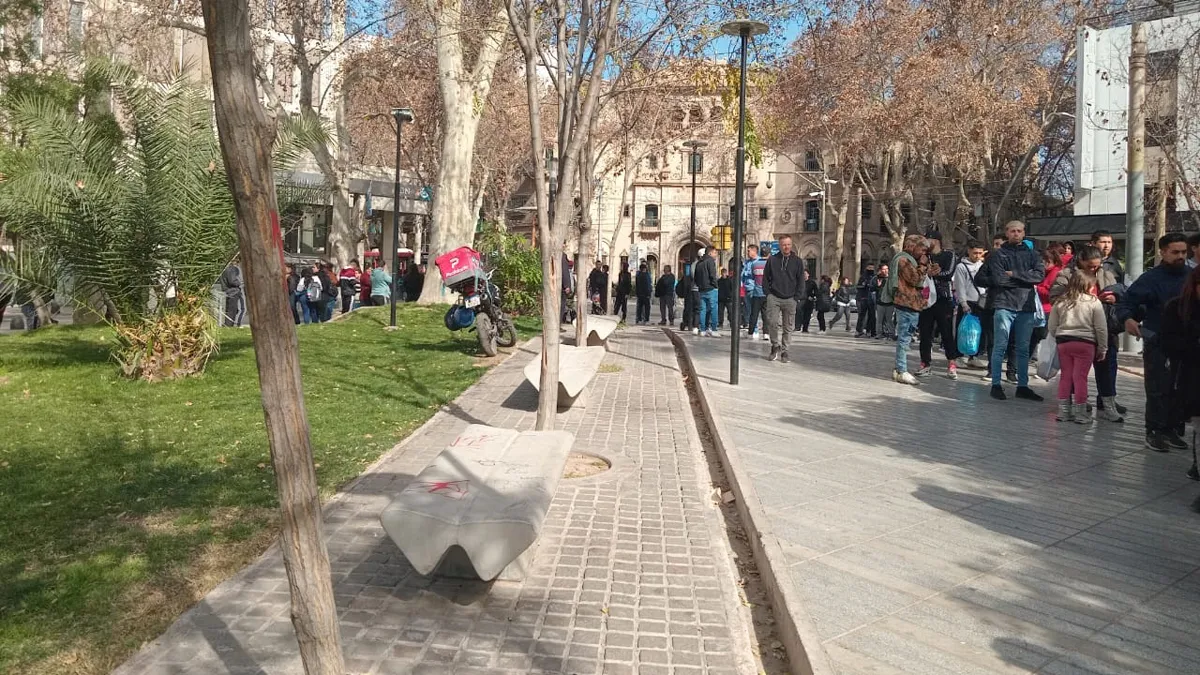 Se escaneaban el iris en la plaza Independencia y después se convocó en la San Martín, pero muchos quedaron esperando. Se escaneaban el iris en la plaza Independencia y después se convocó en la San Martín, pero muchos quedaron esperando.