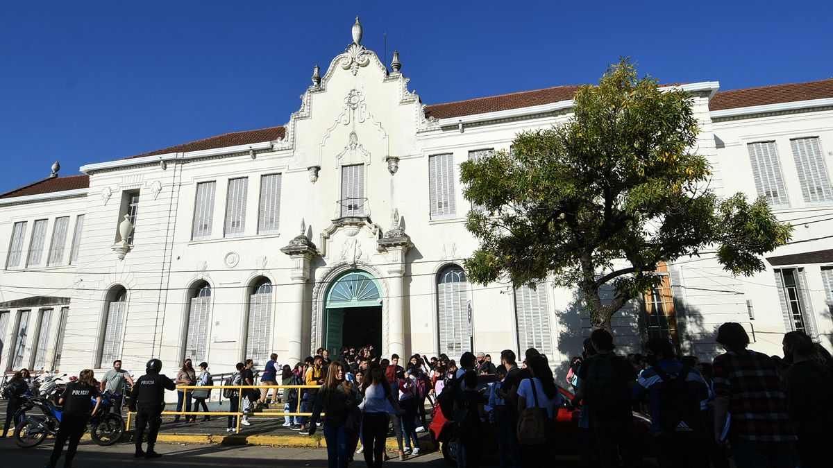 Los estudiantes del nivel secundario y terciario se reunieron en las afueras de la escuela Almirante Brown, de Santa Fe, luego de amenaza de provocar una masacre