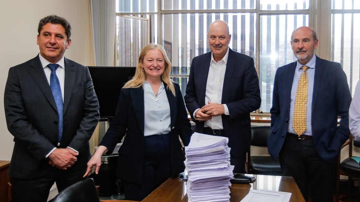 Hebe Casado junto al ministro Federico Sturzenegger en su vista a Mendoza la semana pasada. En la foto también la acompañan el ministro de Producción, Rodolfo Vargas Arizu y su par de San Juan, Gustavo Fernández.