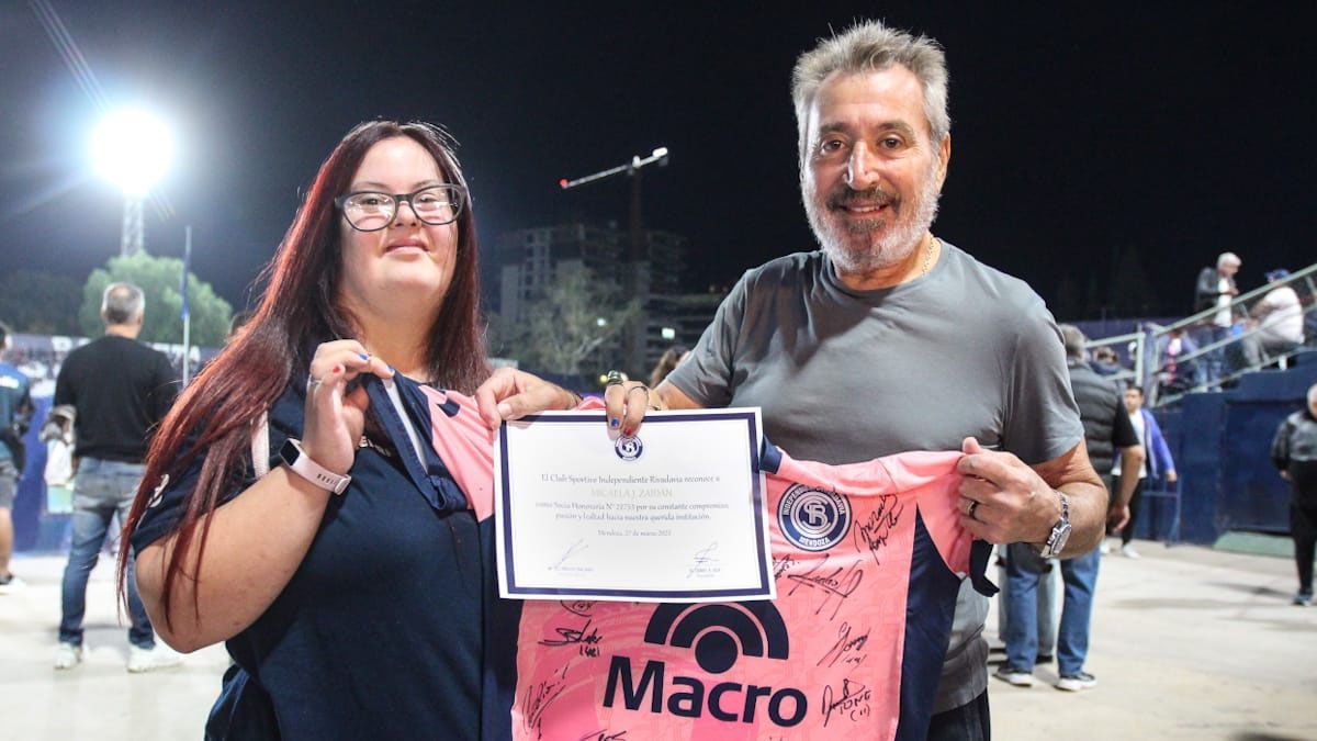 Micaela Zaid&aacute;n y Daniel Vila posan con el diploma de socia honoraria de la Lepra.