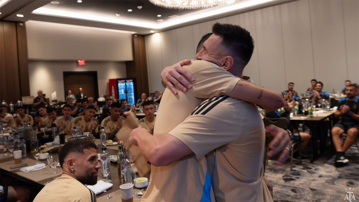 El gran abrazo que se dieron Angelito Di María y Messi.