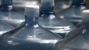 Uso agua mineral y el termo que utilizo igual se llena de sarro: por qué sucede si no es agua de la canilla