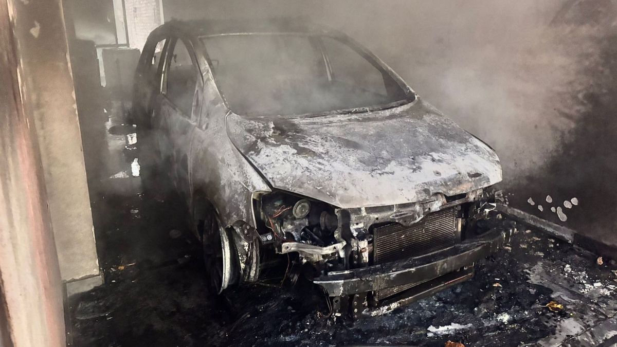 El incendio se habría originado tras la explosión de un termotanque. El auto y el garage fueron las pérdidas. El incendio se habría originado tras la explosión de un termotanque. El auto y el garage fueron las pérdidas.