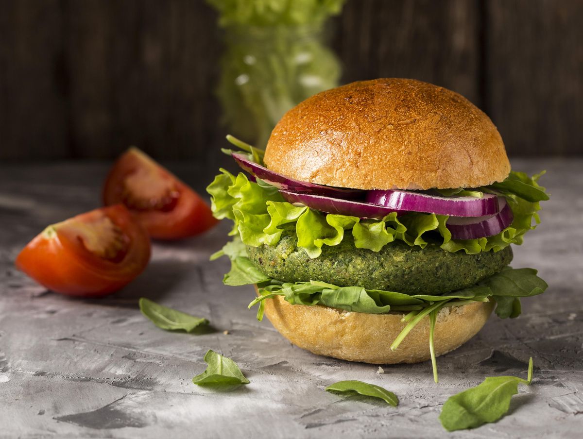 El futuro de la alimentaci&oacute;n depender&aacute; de diversificar las fuentes de prote&iacute;na, combinando carne tradicional, prote&iacute;nas vegetales y nuevas tecnolog&iacute;as alimentarias. Cr&eacute;dito: Freepik.