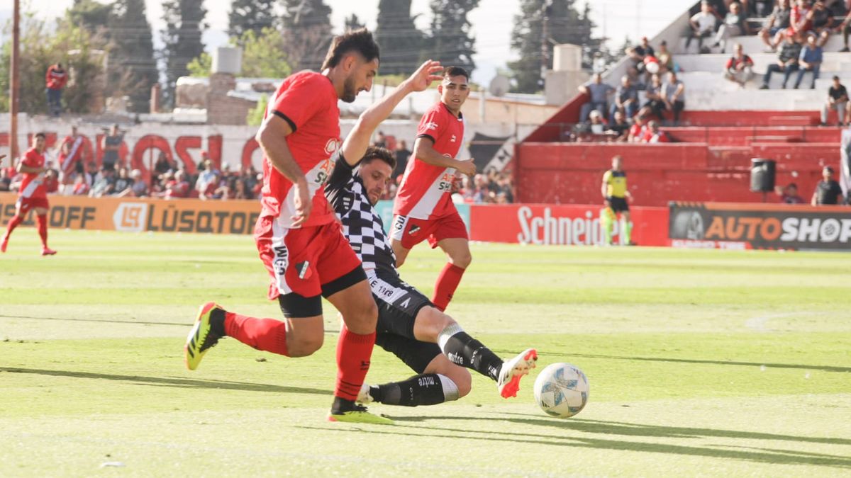 Matías Viguet fue el mejor jugador del Deportivo Maipú en el primer tiempo. 