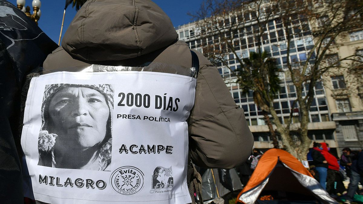 Agrupaciones sociales y pol&iacute;ticas iniciaron una protesta con la instalaci&oacute;n de carpas en reclamo de la libertad de Milagro Sala.