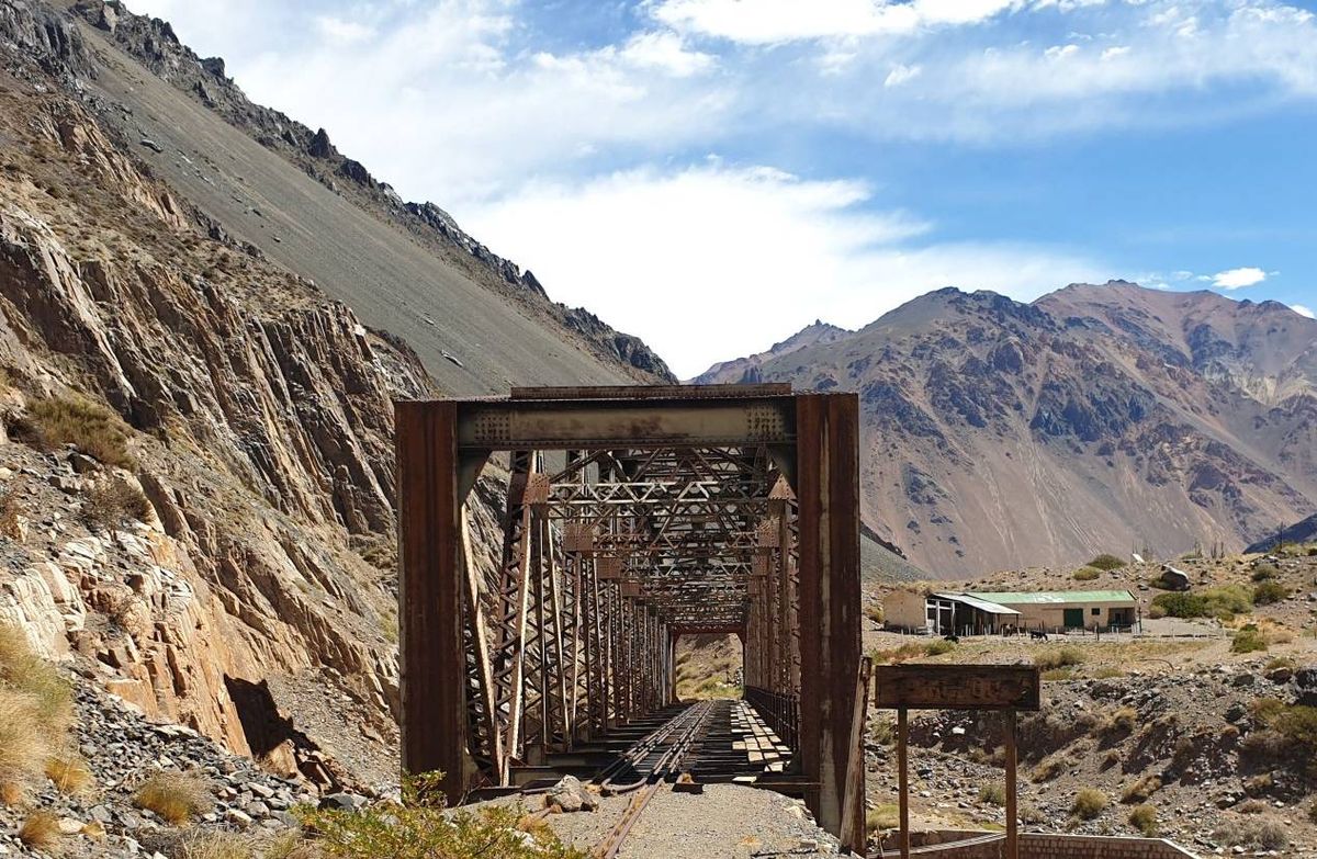 Vista de uno de los puentes sobre el río Mendoza por donde pasaba el tren. Al fondo, Punta de Vacas. Vista de uno de los puentes sobre el río Mendoza por donde pasaba el tren. Al fondo, Punta de Vacas.