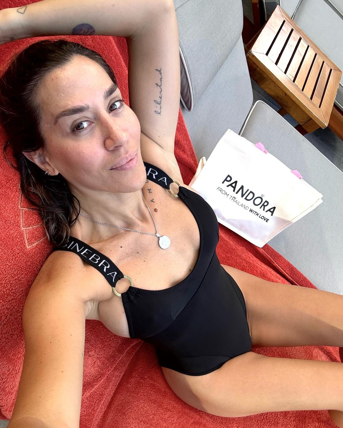 Desde Tailandia, Jimena Barón confirma que es la reina de la enteriza ultra cavada XS. Desde Tailandia, Jimena Barón confirma que es la reina de la enteriza ultra cavada XS.