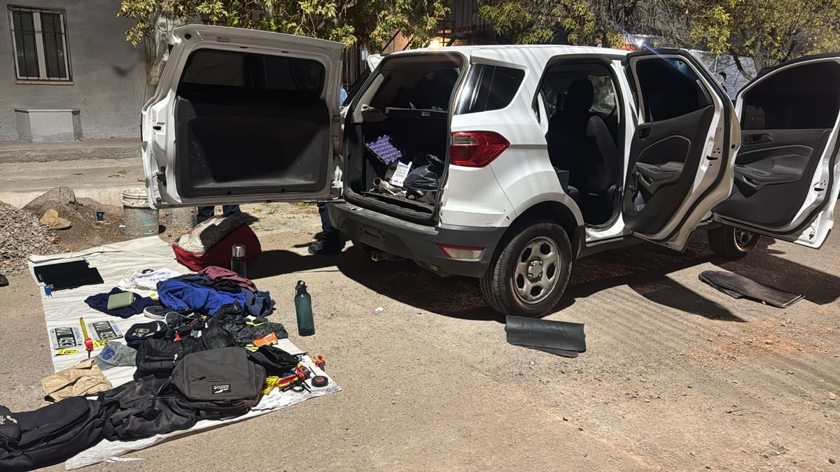 Capturaron a un sospechoso por robo, mientras que otros dos escaparon luego de una intensa persecución en Guaymallén, donde recuperaron una camioneta robada y varios elementos. Foto: Sofía Fernández/ Canal 7