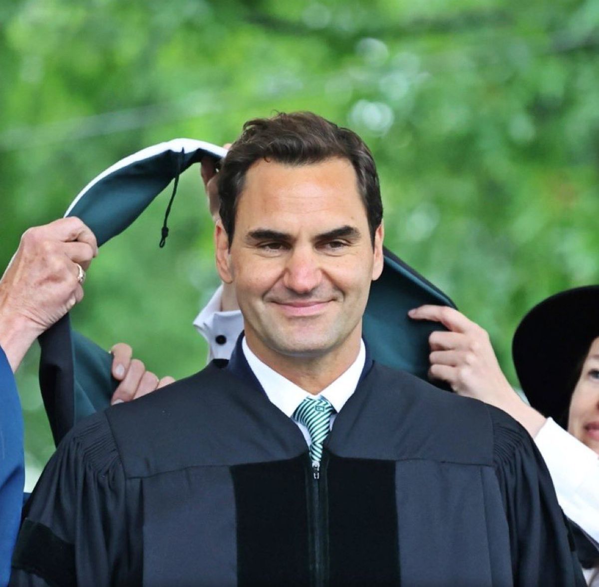 Roger Federer recibió en Darmouth College el título honorífico de Doctor en Letras Humanas por su labor filantrópica. Roger Federer recibió en Darmouth College el título honorífico de Doctor en Letras Humanas por su labor filantrópica.