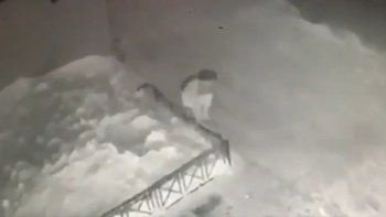Video: una niña cayó de un cuarto piso, no le pasó nada y se fue caminando