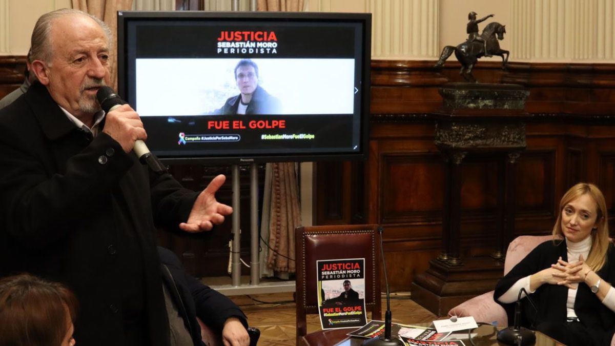 Con la imagen de Sebastián Moro en la pantalla habla el diputado nacional Hugo Yasky. Lo escucha atenta Anabel Fernández Sagasti.