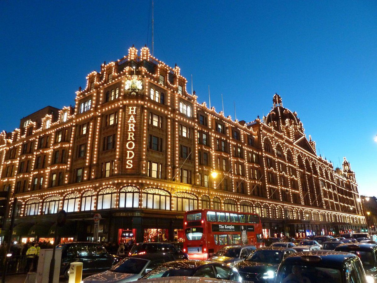 La icónica tienda Harrods en Londres, una de las adquisiciones más renombradas del primer ministro de Qatar, simboliza el poder de su fortuna. La icónica tienda Harrods en Londres, una de las adquisiciones más renombradas del primer ministro de Qatar, simboliza el poder de su fortuna.