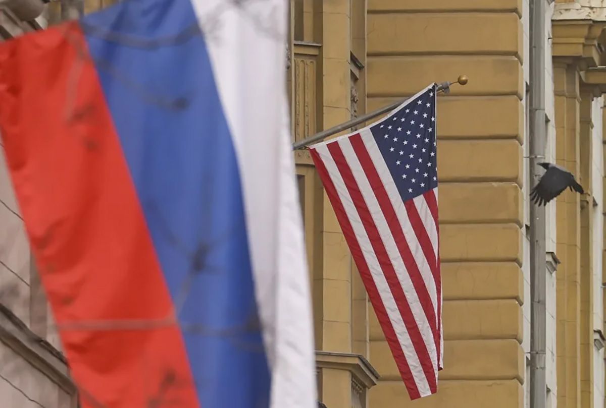 Banderas de Rusia y Estados Unidos