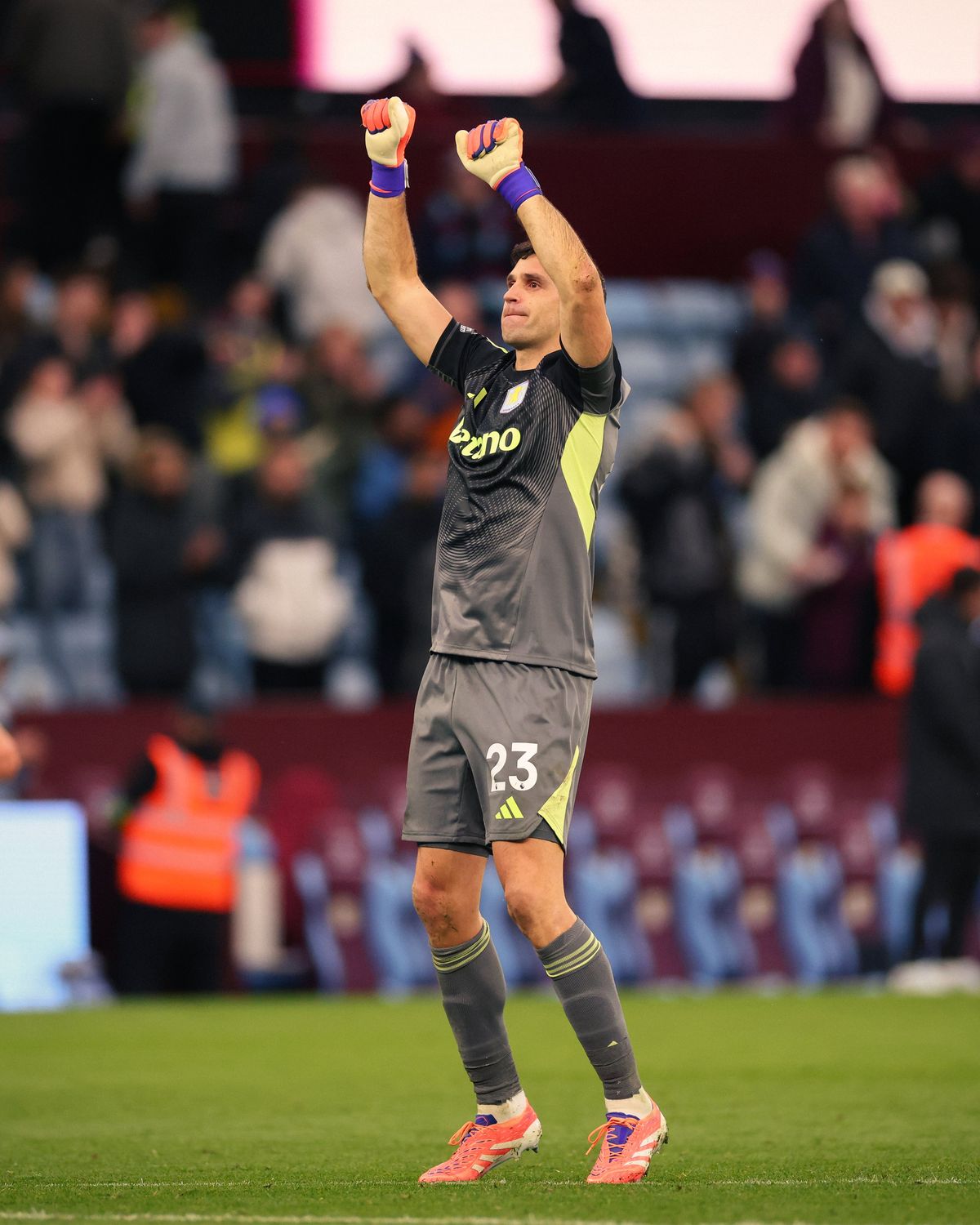 El Dibu consiguió un triunfazo en Premier League.
