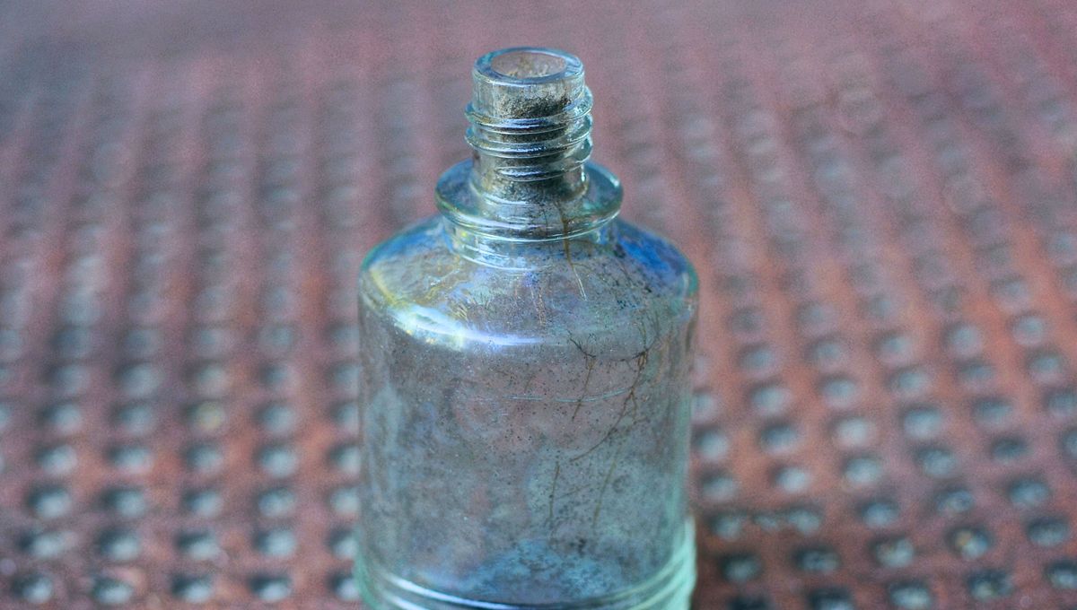 Con este truco casero puede limpiar en profundidad las botellas y eliminar los restos de comida. Con este truco casero puede limpiar en profundidad las botellas y eliminar los restos de comida. 