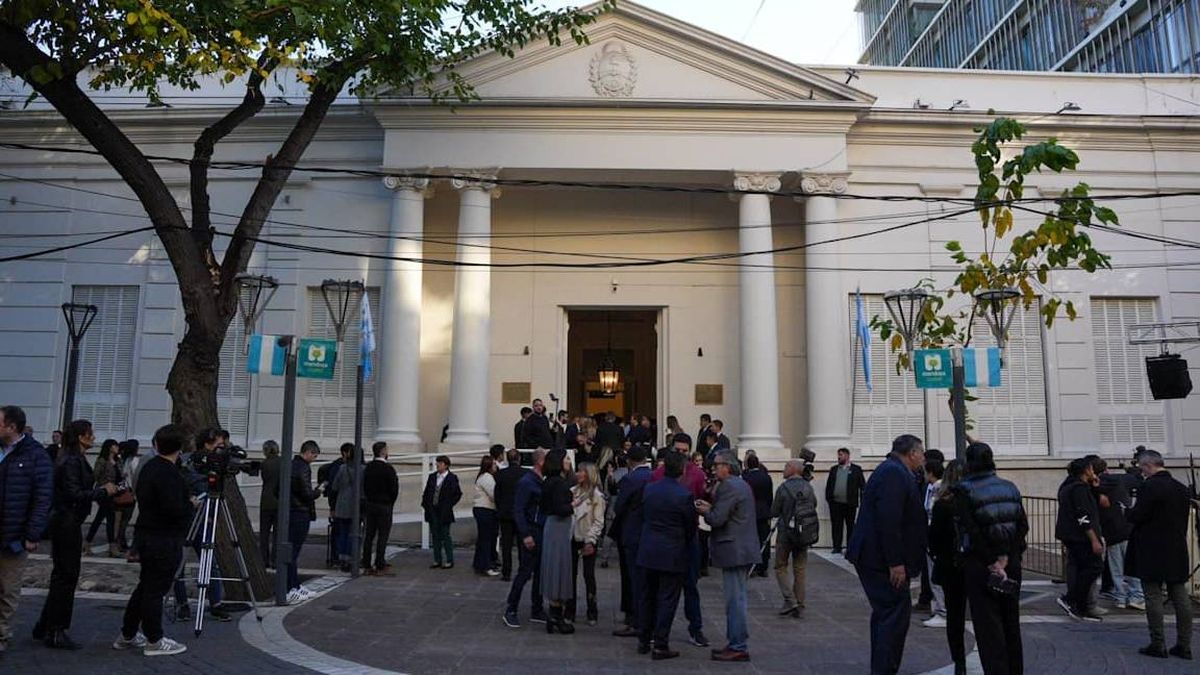 La Legislatura fue el lugar elegido por manifestantes que se pelearon con policías en la tarde del jueves. Imagen ilustrativa. La Legislatura fue el lugar elegido por manifestantes que se pelearon con policías en la tarde del jueves. Imagen ilustrativa.